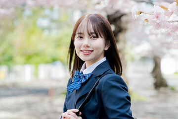 桜の中を歩く女子高生