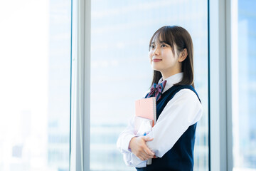 笑顔の女子高校生【撮影協力：学校法人電波学園　東京電子専門学校】