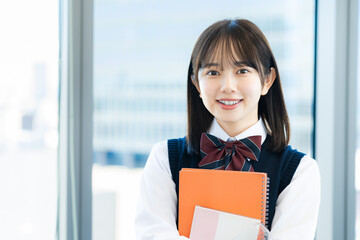 笑顔の女子高校生【撮影協力：学校法人電波学園　東京電子専門学校】