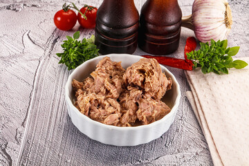 Canned tuna preserve for salad