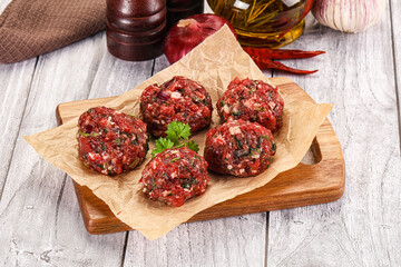 Raw beef meatballs for cooking