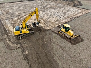 Erdarbeiten für die Errichtung einer Windkraftanlage, Windrad, Tiefbau, Bagger, Planierraupe,...