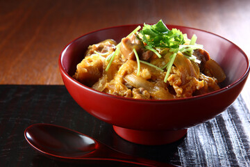 漆器に盛り付けた親子丼