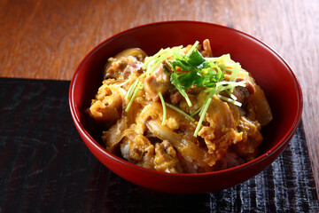 漆器に盛り付けた親子丼
