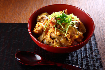 漆器に盛り付けた親子丼