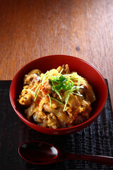 漆器に盛り付けた親子丼