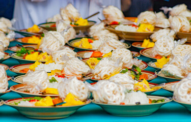 the plates are neatly arranged with rice, crackers and vegetables, the breaking of the fast menu
