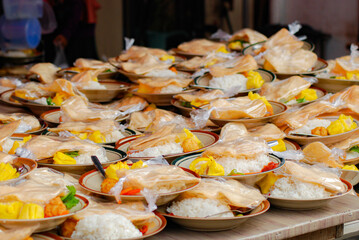 the plates are neatly arranged with rice, crackers and vegetables, the breaking of the fast menu
