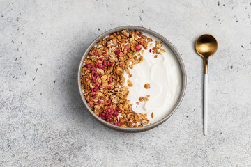 yogurt with granola and raspberries, breakfast