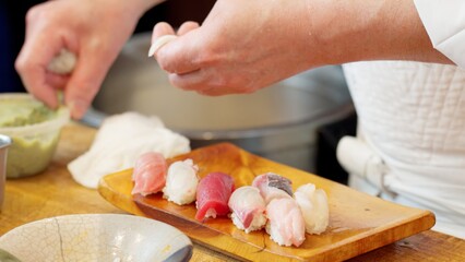 寿司を握る料理人の手元