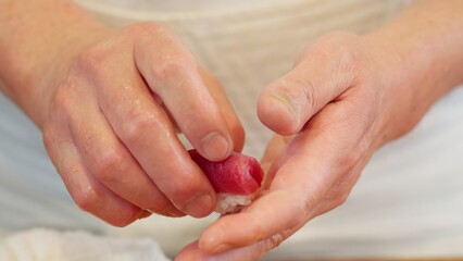 寿司を握る料理人の手元