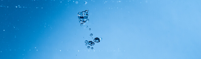 水を注いで出来る気泡