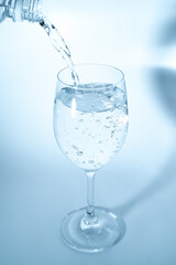グラスに水を注ぐ
