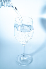 グラスに水を注ぐ