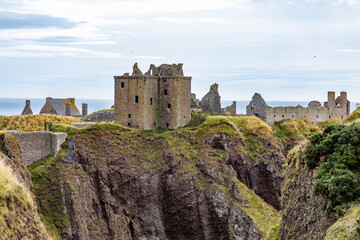 Fototapeta premium Dunnottar Castle rises in dramatic ruins atop a cliff overlooking the North Sea. Its breathtaking views, rich history, and rugged beauty make it one of Scotland’s most iconic and cinematic locations.