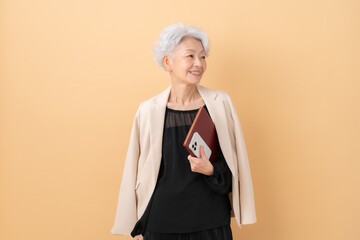 ベージュバックのシニアのビジネスウーマン