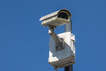 caméra de surveillance dans une ville