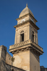 vue du clocher de l'église du village de Fontvieille en Provence-Alpes-Côte d'Azur 