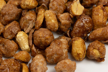 tas de cacahuètes caramélisée au sucre (chouchou)	
