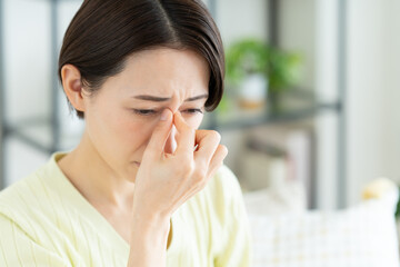 目が辛いミドルの女性