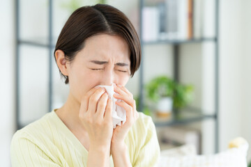 花粉症のミドルの女性