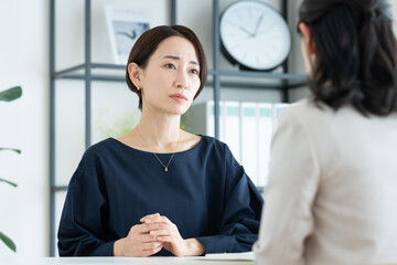 プランナーに相談するミドルの女性