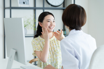 診察を受ける若い女性