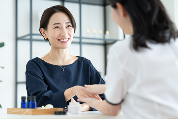 エステサロンでカウンセリングを受けるミドルの女性