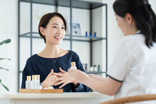 エステサロンでカウンセリングを受けるミドルの女性