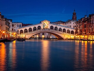 Obraz premium The Rialto Bridge at Night, Venice
