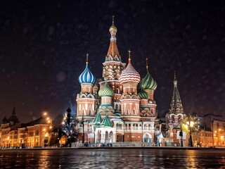 Fototapeta premium St. Basil's Cathedral in Moscow, Russia Under a Snowy Night