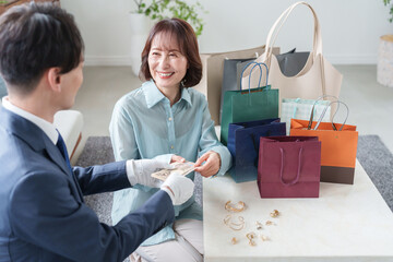 女性客と査定する中古出張買取業者