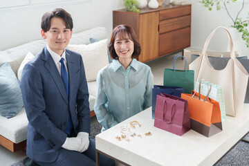女性客と査定する中古出張買取業者