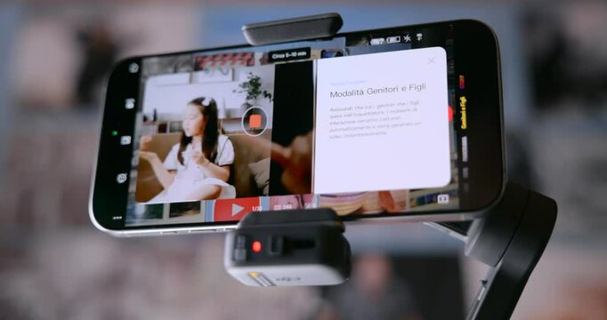 Parental Control Mode Digital Device Settings, Modalita Genitori e Figli - Parents And Children Mode. Close-up Shot