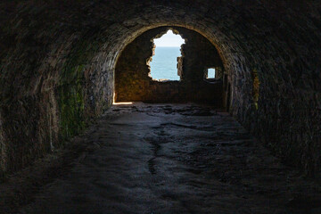 Obraz premium Dunnottar Castle rises in dramatic ruins atop a cliff overlooking the North Sea. Its breathtaking views, rich history, and rugged beauty make it one of Scotland’s most iconic and cinematic locations