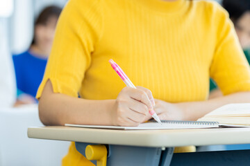 勉強する大学生の手元　撮影協力：学校法人電波学園　東京電子専門学校