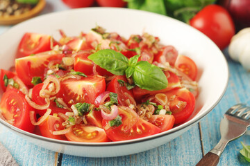 A bowl with Romanian tomato salad de Rosii