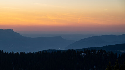 Paysage de montagne au coucher du soleil sur le massif du Vercors en France