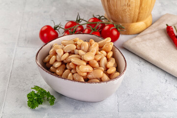 Canned white beans in the bowl