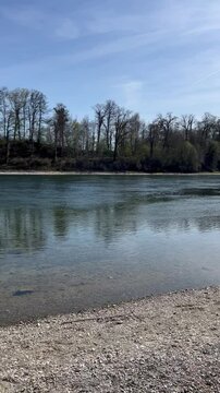 Fr&uuml;hling am Rhein. Tiefer Wasserstand. Sonne