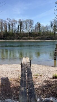 Fr&uuml;hling am Rhein. Tiefer Wasserstand. Sonne