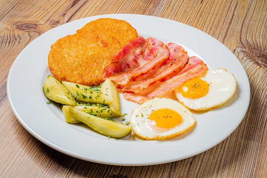 Delicious breakfast with sunny-side-up eggs, crispy bacon, and perfect hash browns