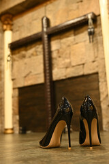 ハイヒールと十字架　SMプレイのイメージ　High heels and torture cross