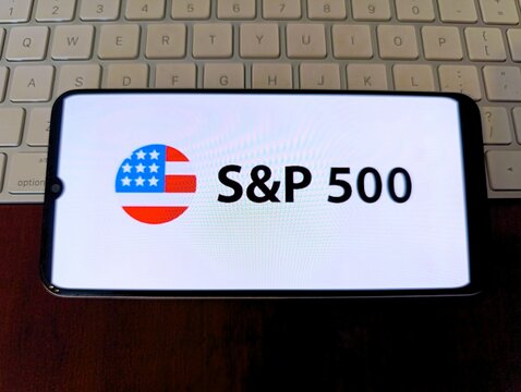 S&P 500, abrevia&ccedil;&atilde;o de Standard & Poor's 500, ou simplesmente S&P. &Iacute;ndice composto por quinhentos ativos cotados nas bolsas de NYSE ou NASDAQ, qualificados devido ao seu tamanho de mercado.