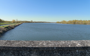 Etang réservoir de Gondrexange en Moselle sous ciel bleu
