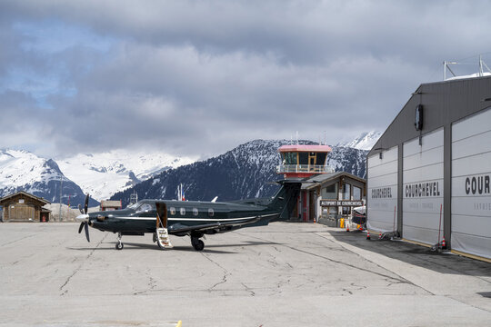 Jet priv&eacute; sur l'altiport de Courchevel