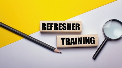 Refresher training on wooden blocks with pencil and magnifying glass