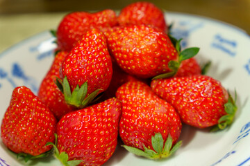 白い皿に盛ったイチゴ