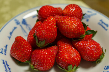 白い皿に盛ったイチゴ