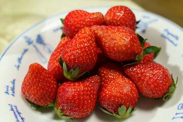 白い皿に盛ったイチゴ